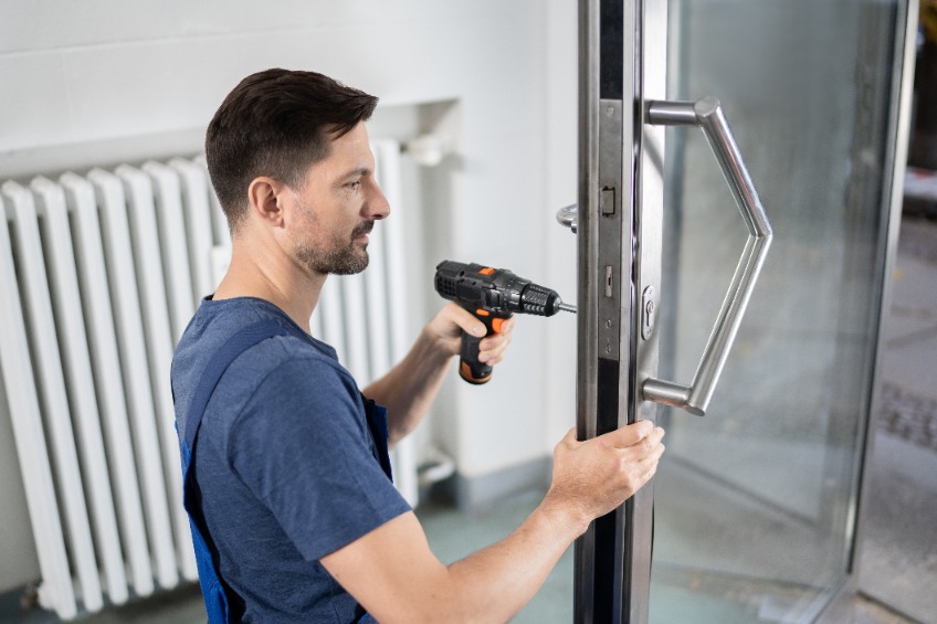 L’artisan menuisier, pour la pose et la fabrication de portes intérieures